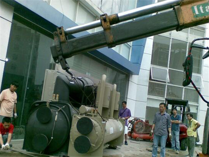 东方市随车吊和汽车吊的核心区别是什么？哪种更省钱？