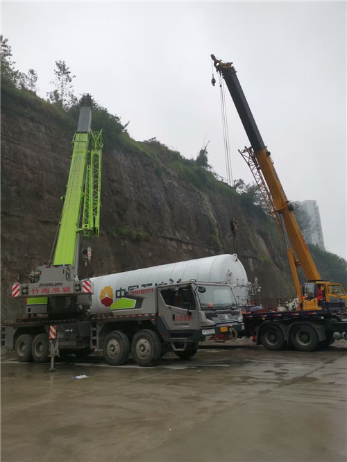 东方市“不怕风雨冻”—— 吊车的 “恶劣环境适应” 技术